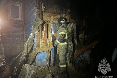 В Чите потушили пожар, охвативший дом, гараж и авто