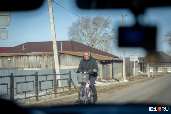 По данным администрации, в селе живет 500 человек, но на улицах очень пустынно  | Источник: Владислав Лоншаков / E1.RU 