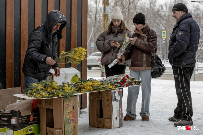 Второй по популярности вариант подарка&nbsp;— цветы. Возле той же кондитерской на ящиках расположились два бизнесмена | Источник: Наталья Лапцевич