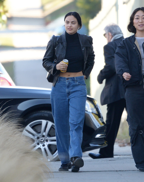 Как выглядят идеальные базовые джинсы на зиму: показывает Камила Мендес из сериала «Ривердейл»