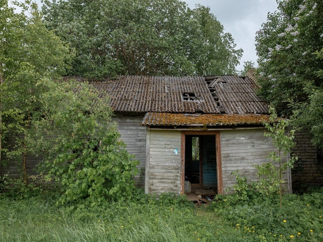 Однако среди ухоженных домов встречаются и ветхие, давно оставленные  | Источник: Александр Куренной / 76.RU