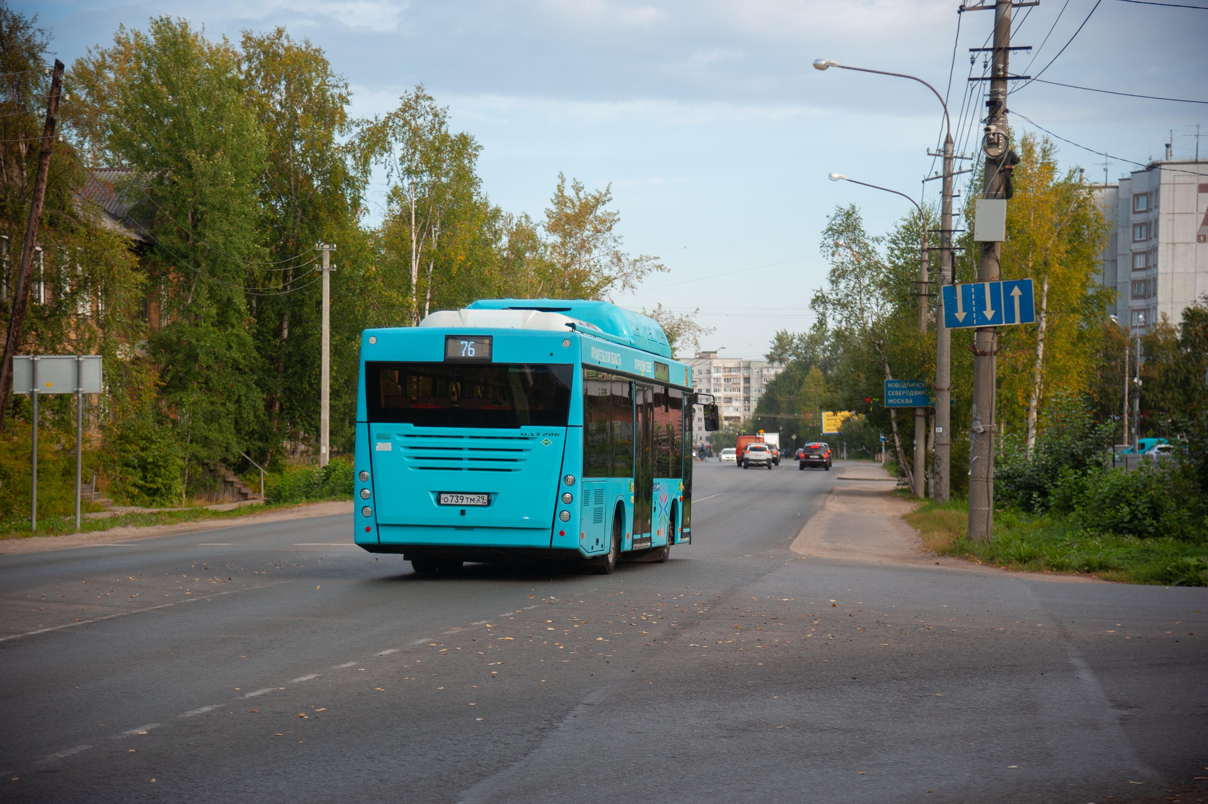 В Архангельске стало больше автобусов без кондукторов: чем недовольны горожане