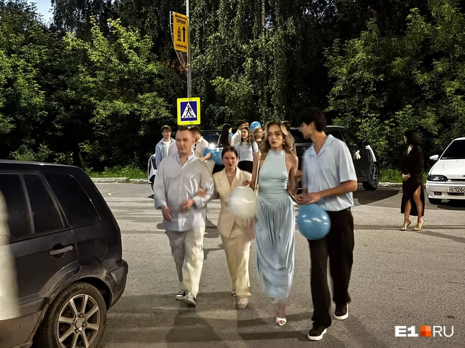13 лет не делал предложение. Сотни пар атаковали загсы Екатеринбурга ночью — онлайн | Источник: Ирина Порозова / Е1.RU