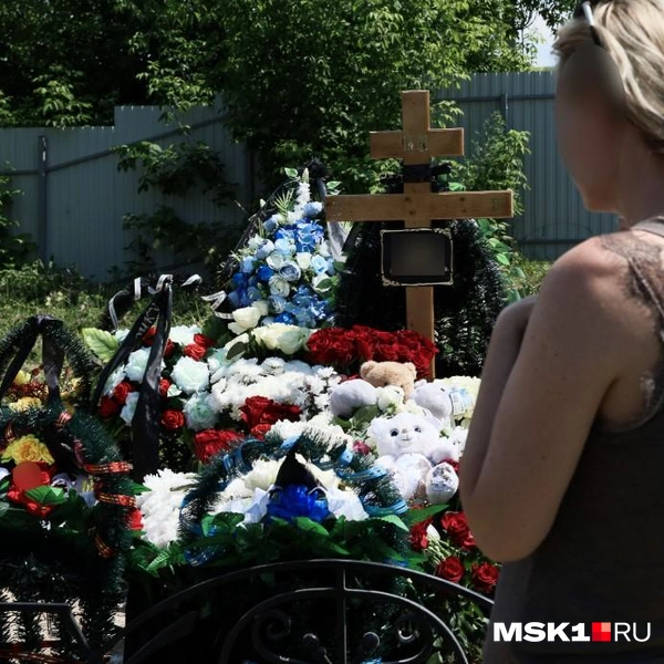 Могила усыпана игрушками и цветами | Источник: Артем Устюжанин / MSK1.RU