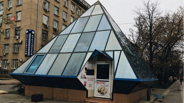 19 безобразных архитектурных решений российских городов