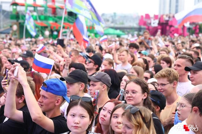 Но больше всего глаз было приковано к сцене | Источник: Михаил Шилкин