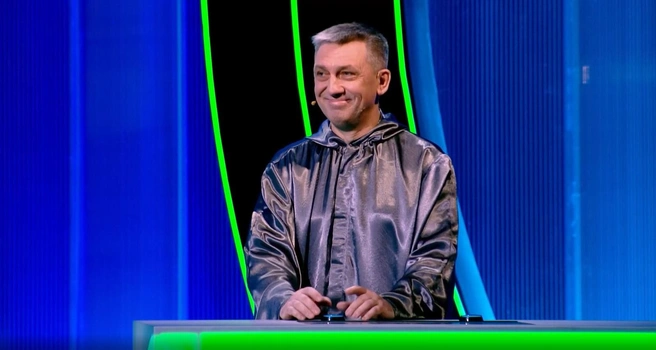 Дмитрий не удержался и заулыбался после своей ошибки | Источник: телеканал НТВ, студия «2В»