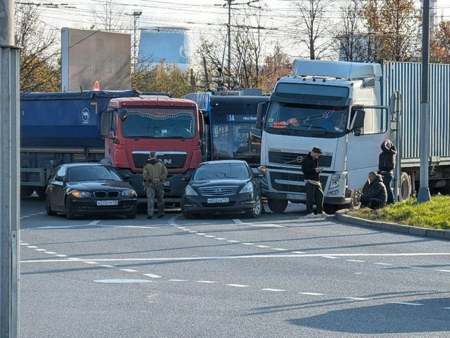 На месте ДТП на Народной улице видны два грузовика и две легковушки, перекрывшие проезд. | Источник: ДТП и ЧП | Санкт-Петербург | Питер Онлайн | СПб / ВКонтакте