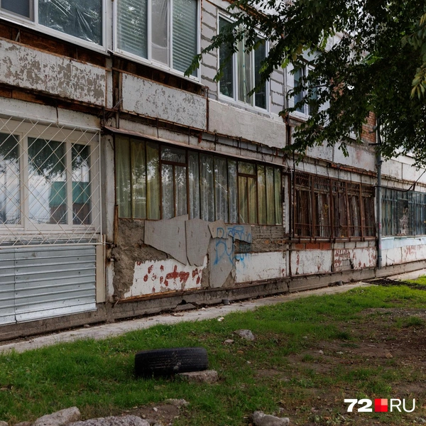 Местные жители замечают, что их дом играет и проседает | Источник: Ирина Шарова / 72.RU