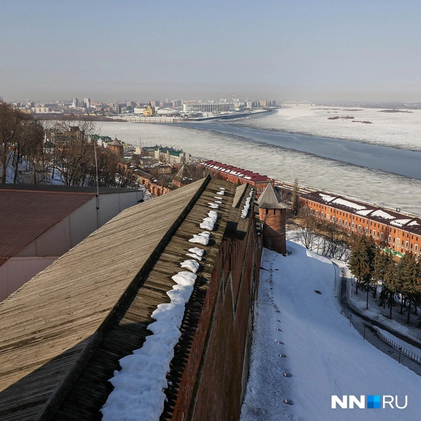 Сейчас через эти «окошки» можно наблюдать за городом | Источник: Наталья Бурухина / NN.RU
