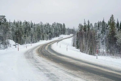 Автобусы с туристами из Китая застряли в снегу на трассе