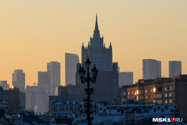 Последние лучи солнца отражаются в окнах жилого дома, а высотка МИД выглядит как башня готического замка | Источник: Артем Устюжанин / MSK1.RU