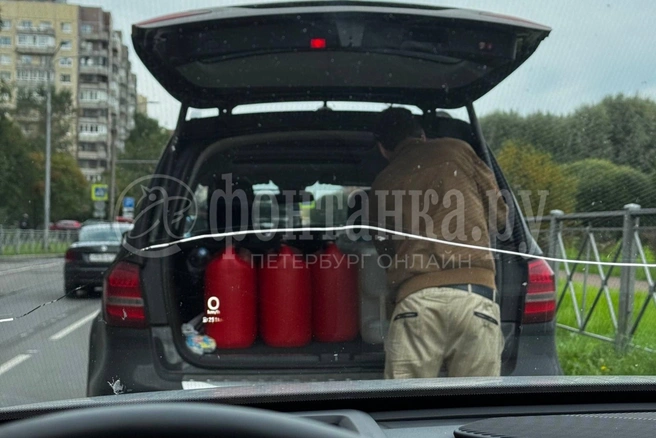 В Петербурге бензин начали продавать прямо в очереди на АЗС | Источник: читатель «Фонтанки»
