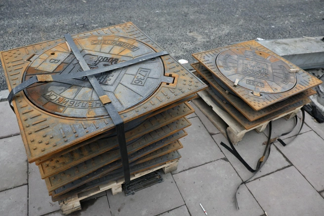 На Кашириных привезли новые люки | Источник: Наталья Лапцевич