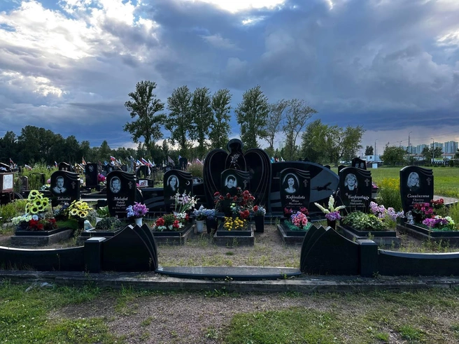 Семь членов экипажа покоятся в братской могиле на кладбище Памяти жертв 9-го января в Петербурге. Пилот-стажер Андрей Ходневич, бортмеханик Виктор Макаров, бортпроводник Лилия Мармышева, бортпроводник Алексей Шапошников, бортпроводник Юлия Кирченкова, старший бортпроводник Татьяна Багрецова, бортпроводник Светлана Семичихина | Источник: Константин Митягин / «Фонтанка.ру»