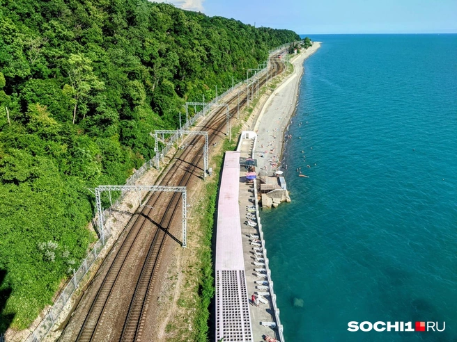 Огромная часть берега в Лазаревском испорчена железной дорогой. Но море&nbsp;— шикарное | Источник: Оксана Витязь/ SOCHI1.RU