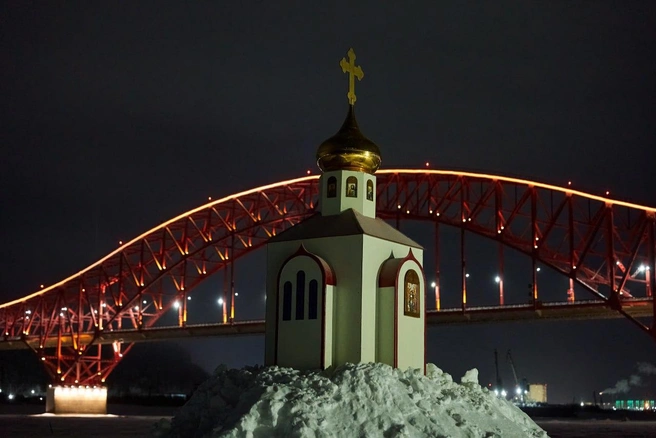 Одна из купелей расположилась на берегу Иртыша, рядом с мостом Красный дракон  | Источник: Пресс-служба губернатора Югры / T.me