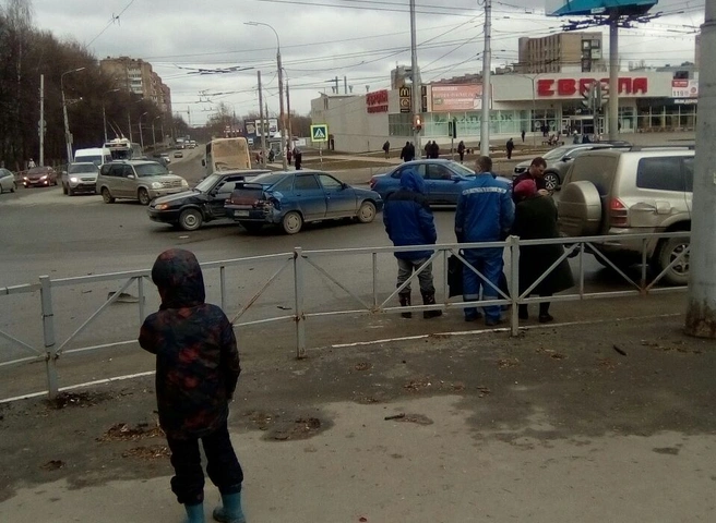 На улице Новоселов столкнулись пять машин | ya62.ru