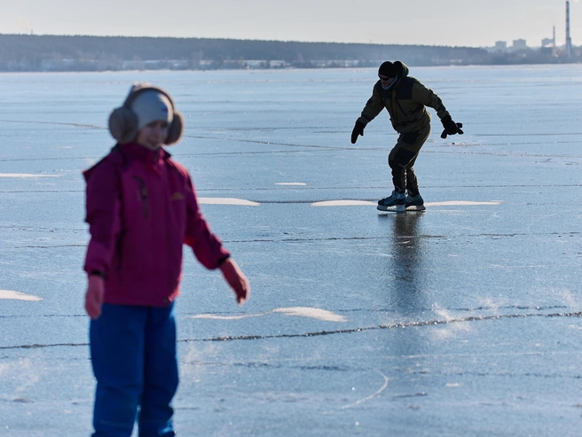 Некоторые привели на лёд своих детей | Источник: Александр Ощепков / NGS.RU