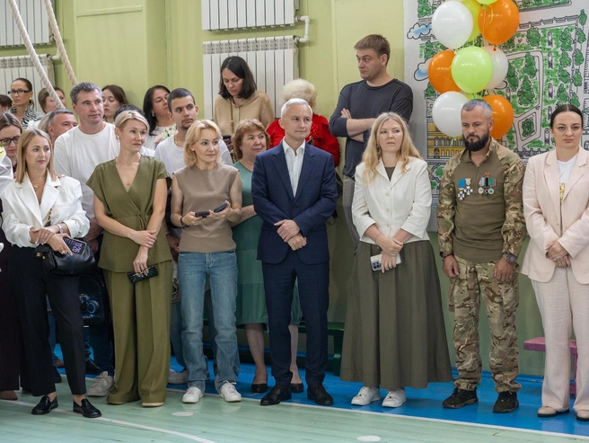 На линейке побывала руководитель АНО «Комитет семей воинов Отечества Ярославской области» Елена Виноградова (на фото — третья справа) | Источник: Александр Куренной / 76.RU
