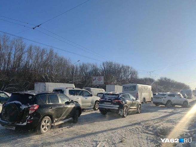 Московское стоит в 10-балльной пробке в сторону центра от Автовокзала | Источник: Кристина Мельникова / YA62.RU