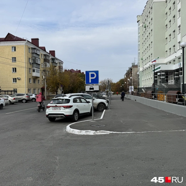 Есть небольшая парковка  | Источник: Юлия Король / 45.RU