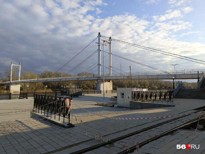 Набережная по левую сторону от моста | Источник: Владислав Митрошин / 56.RU