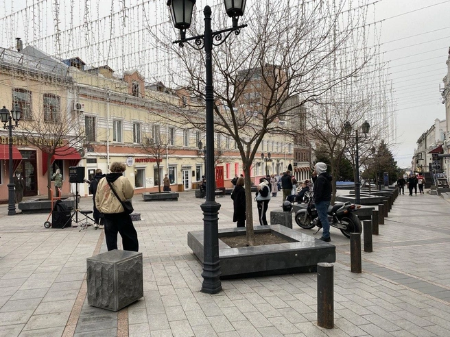 На главной улице собирается множество уличных музыкантов | Источник: Ирина Господаренко