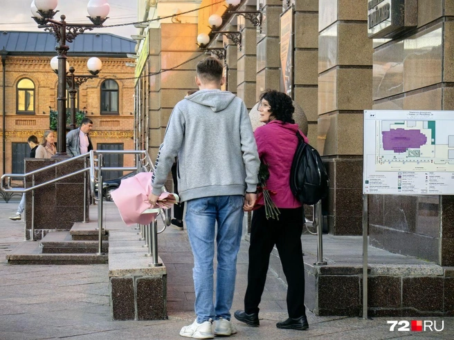 Тюменцы готовы нести цветы своему любимому исполнителю | Источник: Павел Красоткин / 72.RU