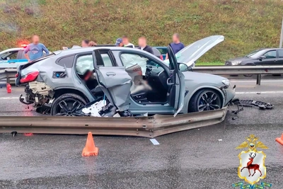 BMW влетела в отбойник под Нижним Новгородом: видео