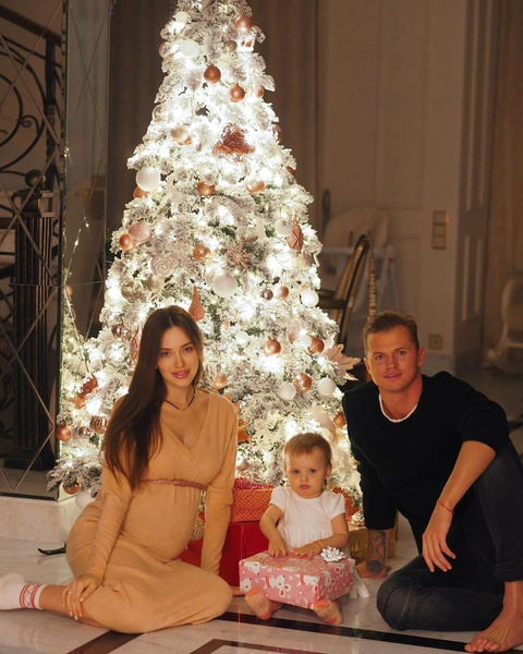 Анастасия Костенко и Дмитрий Тарасов с дочерью
