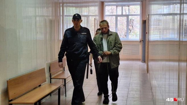 По словам следователя, Константин неоднократно применял насилие к Ларисе. На суде следователь попросил его арестовать на два месяца по 8 декабря 2025-го | Источник: Александр Лисихин / 45.RU