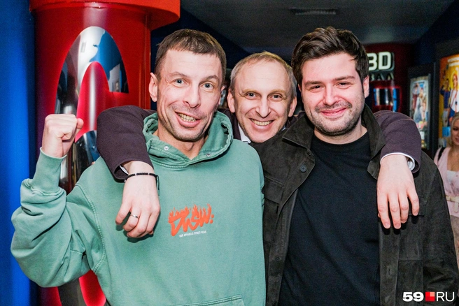 Алексей Литвиненко и Илья Учитель с пермяком Гавриилом Гордеевым, он&nbsp;— продюсер фильма | Источник: Тимофей Калмаков