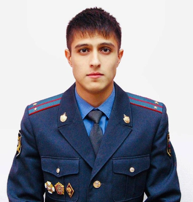 Фото певец сделал во время службы в полиции | Источник: Хабиб / Instagram (деятельность запрещена на территории РФ)