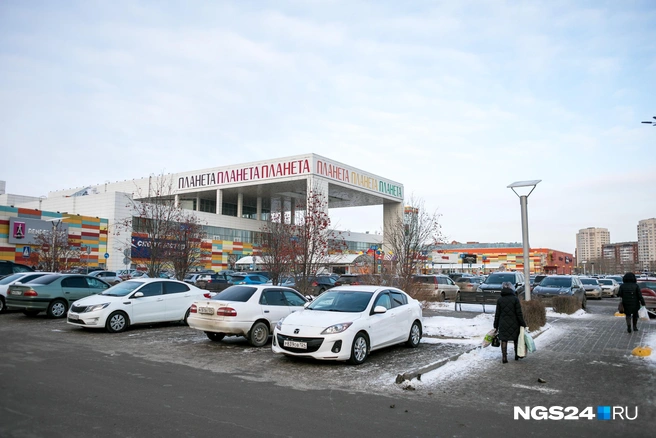 Парковка торгового центра остается одним из самых популярных мест  | Источник: Артем Ленц / NGS24.RU 