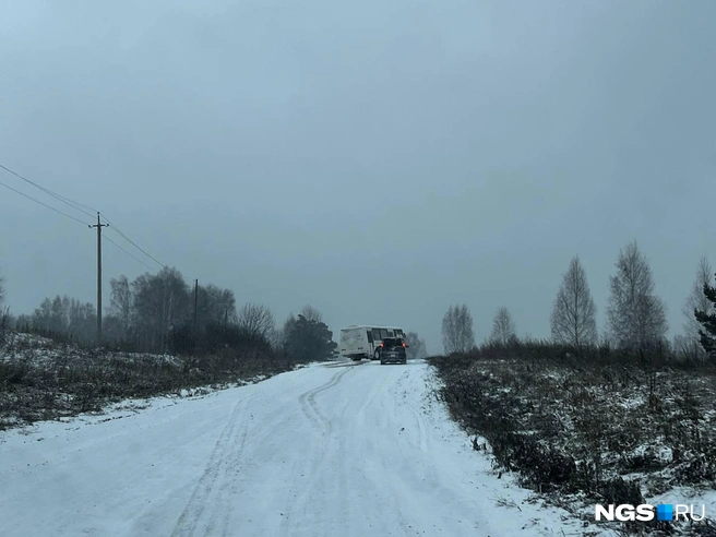 Сначала может показаться, что автобус и легковой автомобиль умудрились не разъехаться на пустой дороге. Но это другой, хоть и не более приятный случай | Источник: Анна Скок / NGS.ru