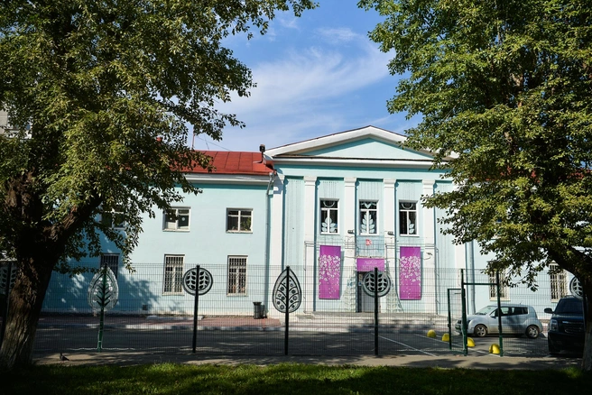 Это старое здание школы. За ним располагается крытый каток, который сделали сравнительно недавно | Источник: Максим Воробьев