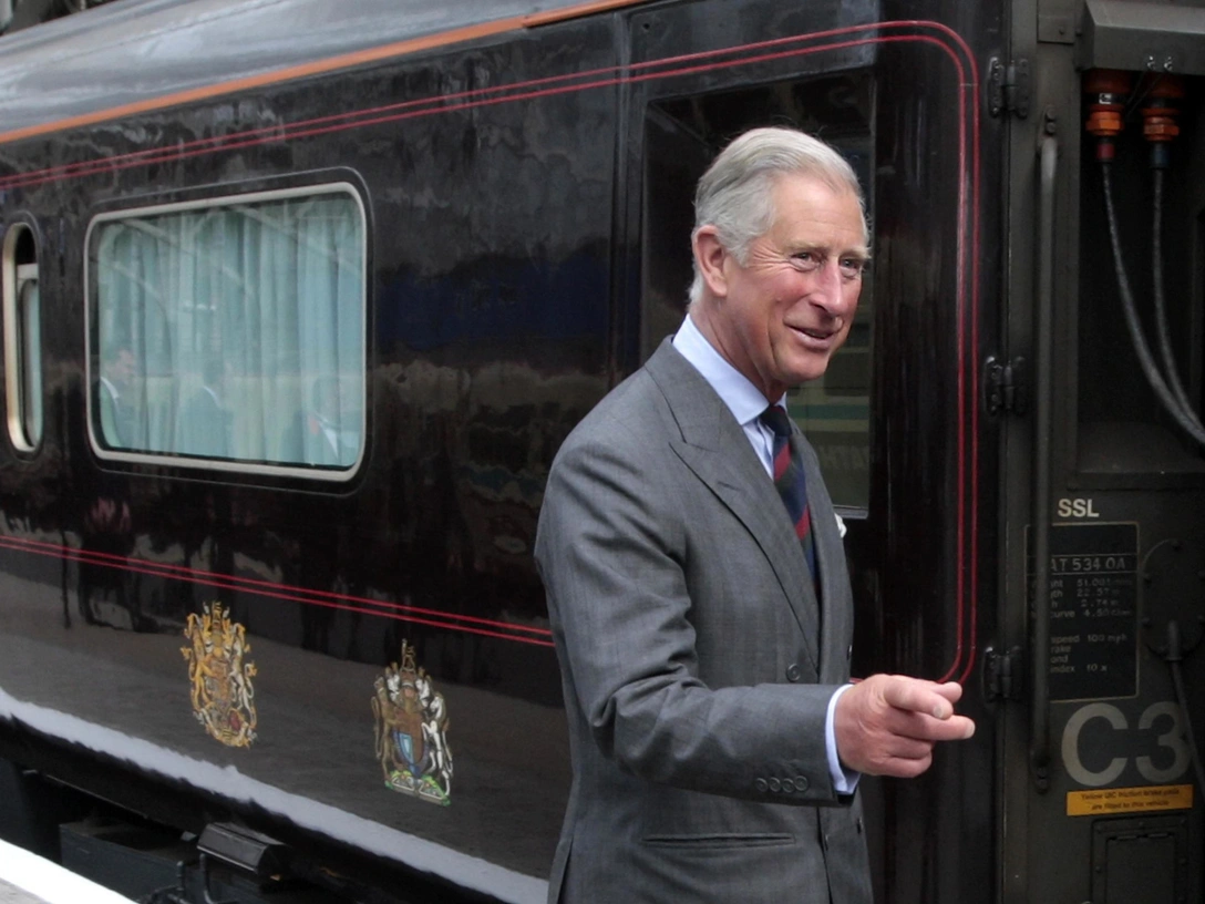 Принц Чарльз в путешествии на короелвском поезде, 6 сентября 2010 | marieclaire.ru