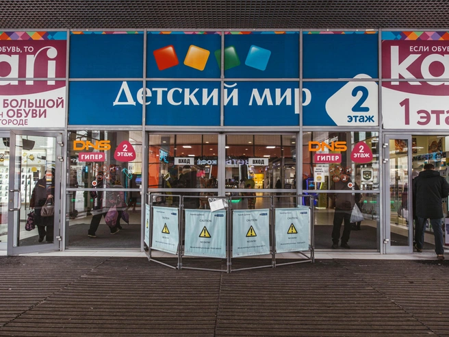 В зимний период раздвижные двери закрыты, поэтому войти через них невозможно. | Источник: Артем Бауман / 76.RU