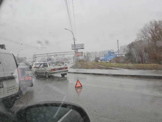 На въезде на Димитровский мост произошло дорожно-транспортное происшествие | Источник: Виталий / 2GIS