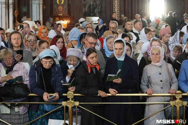 Мужчины и девушки разных возрастов пришли к мощам Спиридона | Источник: Артем Устюжанин / MSK1.RU