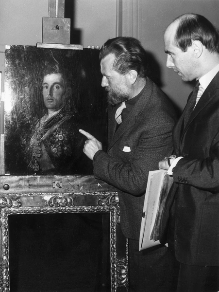 Справа Майкл Леви, помощник хранителя Национальной галереи в Лондоне, обсуждает состояние «Портрета герцога Веллингтона» работы Гойи с Артуром Лукасом, главным реставратором, после того как портрет был возвращен в галерею после кражи в 1961 году. 4 мая 1965 года | Источник: Douglas Miller/Getty Images Справа Майкл Леви, помощник хранителя Национальной галереи в Лондоне, обсуждает состояние «Портрета герцога Веллингтона» работы Гойи с Артуром Лукасом, главным реставратором, после того как портрет был возвращен в галерею после кражи в 1961 году. 4 мая 1965 года | Источник: Douglas Miller/Getty Images