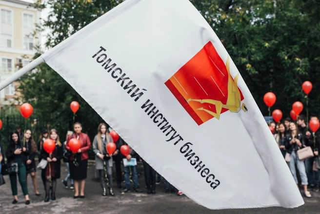 Выпускники получают диплом государственного образца | Источник: Томский институт бизнеса