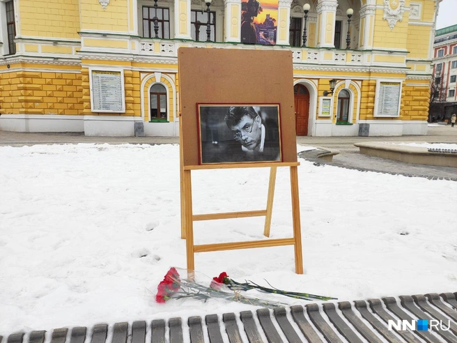 Мемориал установили недалеко от здания драмтеатра | Источник: Наталья Бурухина / NN.RU