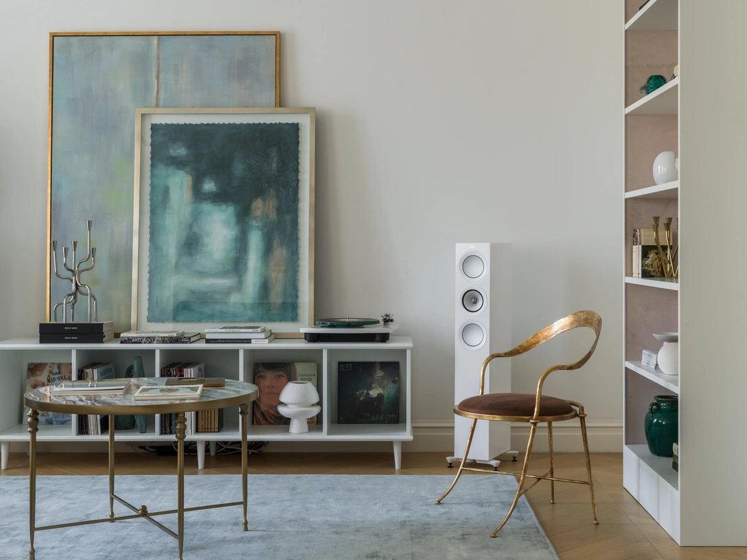 Столик журнальный Fox, RoomaDesign. ТВ-тумба и стеллаж, мебельная мастерская TRAE. Ковер, Dovlet House. Стул декоративный, галерея 1.618Spaсe. | Источник: Михаил Чекалов. Стиль: Аника Май