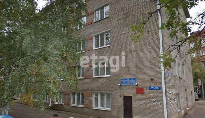 Квартира располагается на улице Победы в обычной пятиэтажке | Источник: Avito.ru