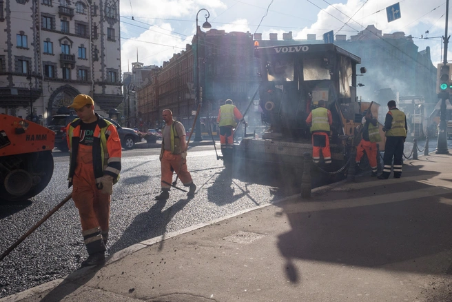 Дороги должны были отремонтировать к концу октября | Источник: Михаил Огнев / FONTANKA.RU