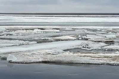 Амурчанина спасли на закрытой ледовой переправе в Якутии