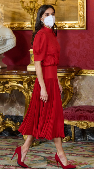 Кому идет больше: королева Летиция примерила винтажное платье своей свекрови (и выглядит роскошно)