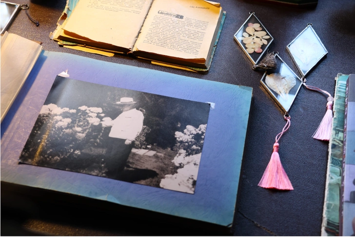 Николай Петрович был тем ещё модником: наденет белую шляпу, китель и идёт инспектировать растения | Источник: Екатерина Кикина